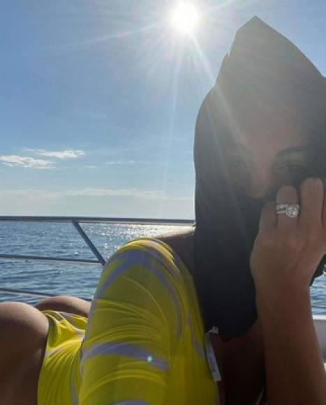 En junio de este año, Georgina Rodríguez presumió de este anillo en una foto en bikini que generó muchos likes y comentarios en sus redes sociales.