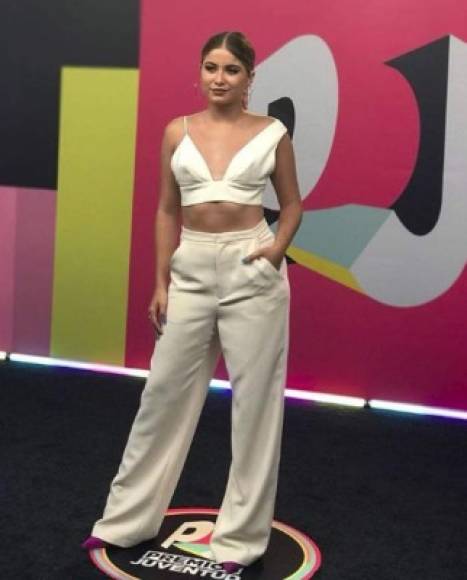 La cantante mexicana Sofía Reyes optó por un look fresco compuesto por un top blanco y pantalones anchos para asistir al evento juvenil.