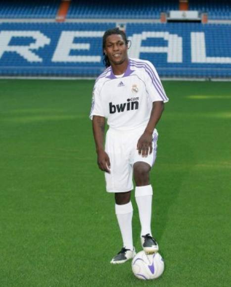 Royston Drenthe - Salido de la cantera holandesa, y de uno de los equipos que más historia tiene, como es el Feyenoord. Considerado en su tiempo como una de las grandes promesas del fútbol internacional. El Real Madrid apostó por él pero la jugada no le salió de la manera esperada. El extremo rindió con un nivel notablemente bajo del que los blancos esperaban. Hoy en día, a sus 34 años, regresó a España para jugar en el Racing Murcia de la Tercera División.