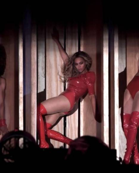Con 'Crazy in Love', vestida de látex rojo, mezcló la versión dance con la balada, y la combinó con 'Bootylicious'.