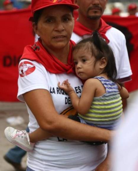 Esta obrera no se quiso perder la marcha y tomó su hija en brazos para participar de las protestas en la capital industrial.
