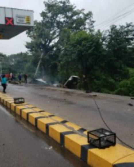 Las rastra quedó totalmente destruida y el conductor se salvó de milagro.