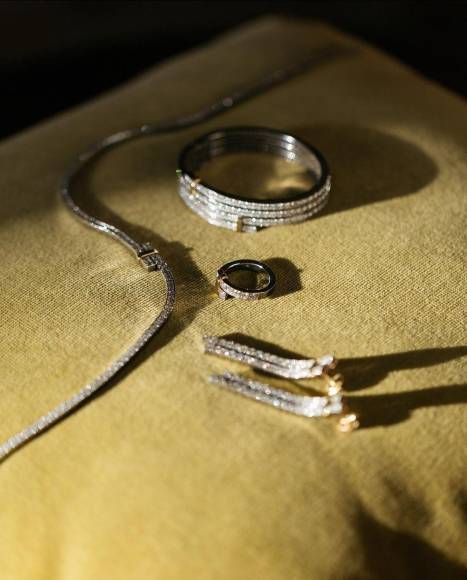 A demás, Michelle anunció que los accesorios de joyería que portaba el día de su boda eran de la elegante marca Tiffany: “Los diamantes simbolizan fuerza y resistencia, al igual que el espíritu humano”. 