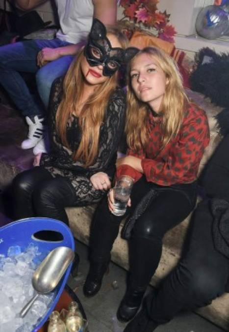 Lindsay Lohan y Josephine de La Baume pasaron una noche entretenida previo a las fiestas de Halloween.