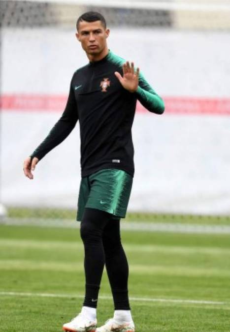 A Cristiano Ronaldo, cuyo futuro en el Real Madrid está en el aire, se le vio nervioso en el entrenamiento de la selección lusa. Foto AFP
