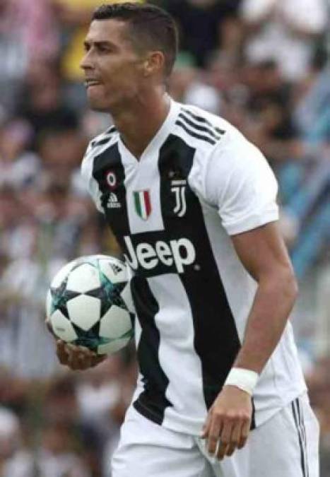 Juventus' Portuguese forward Cristiano Ronaldo shows his six-pack as he celebrates after opening the scoring during the UEFA Champions League group H football match Juventus vs Manchester United at the Allianz stadium in Turin on November 7, 2018. (Photo by Marco BERTORELLO / AFP)