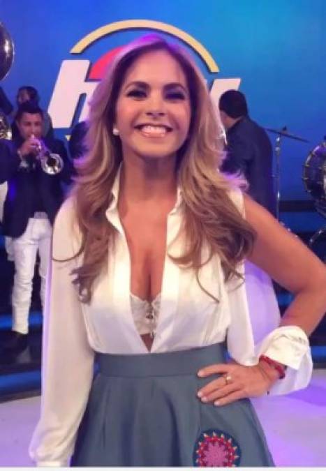 La cantante lució una blusa con un escote bien pronunciado. Las redes sociales provocaron furor y es que Lucero en raras ocasiones muestra sus atributos.