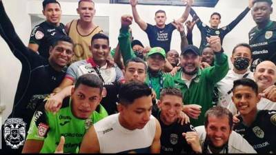 Jugadores de Marathón celebrando en el vestuario la clasificación a cuartos de final de Liga Concacaf.