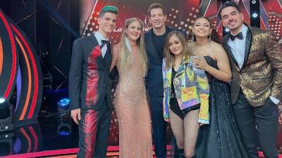 Nelson, Mar, Rubí, Cesia y Andrés en companía de Yahir, presentador del evento y exacadémico 2002.