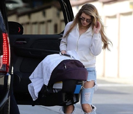 Briana Jungwirth presenta a su bebé