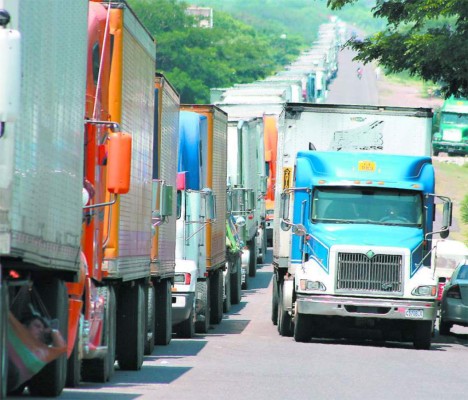 Transporte pesado amenaza con incrementar $10 centavos las tarifas