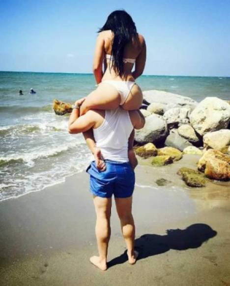 González estuvo acompañada en la playa por su novio.