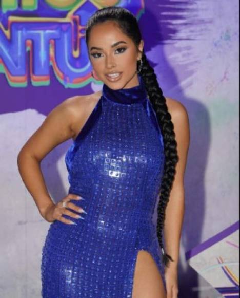 La cantante estadounidense de raíces mexicanas, Becky G, optó por un elegante traje azul.