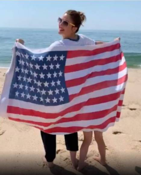 Drew Barrymore ondeó su gran bandera en la playa, la actriz parecía estar acompañada por uno de sus hijos.