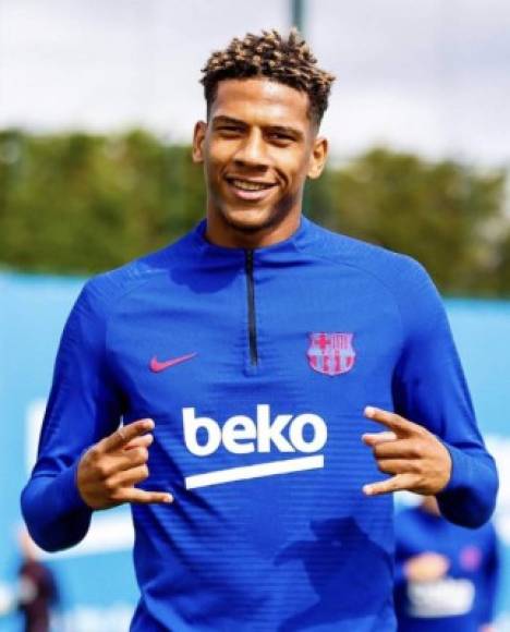 Jean Clair Todibo, el central francés del Barcelona, es uno de los nuevos objetivos del PSG, que busca un defensa joven y con futuro después de la salida a coste cero de Tanguy Kouassi al Bayern Munich, habiendo pensado en el futbolista galo que esta temporada ha estado cedido en el Schalke 04.