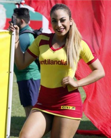 Una hermosa edecán que conquistó corazones en la cancha del estadio Yankel Rosenthal.