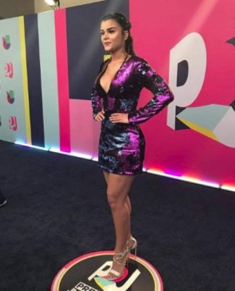 Clarissa Molina, presentadora del popular programa 'El Gordo y la Flaca', fue una de las primeras figuras en desfilar por la alfombra con un moderno atuendo que destaca sus curvas.