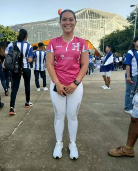 La estadounidense Alyssa Labell se puso la camiseta de Honduras para apoyar a la selección de su pareja.