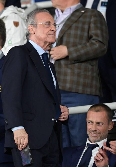 Florentino Pérez pasando frente a Aleksander Ceferin, presidente de la UEFA. Las relaciones siguen tensas entre las instituciones y ni cruzaron miradas.