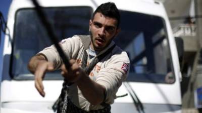 Mohamed Baraka puede arrastrar varios metros una excavadora o un autobús de varias toneladas con los dientes.