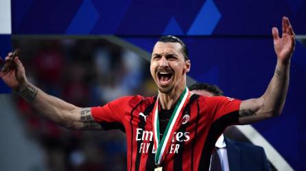 Zlatan Ibrahimovic celebró por todo lo alto la obtención del Scudetto del cuadro rossonero.