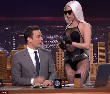 Fallon debuta con desfile de estrellas