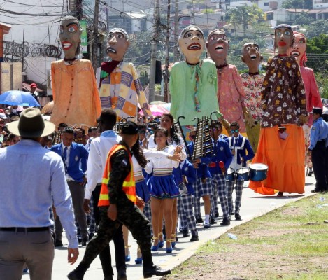Algarabía, aplausos y fervor cívico inundan Tegucigalpa