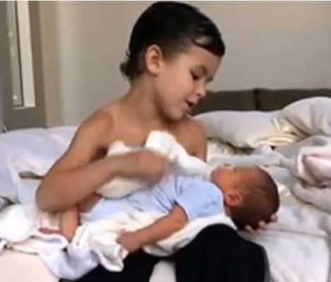Conmovedor video de un hermano mayor arrullando a su hermanito bebé