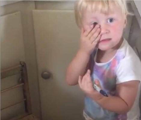 Pequeña convierte en cebra a su hermanita