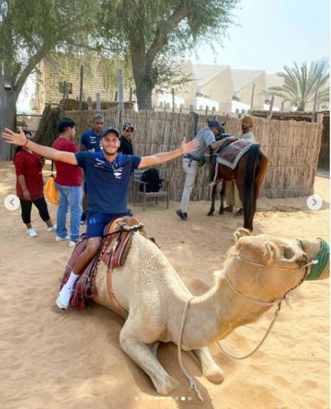 El futbolista del Motagua también se atrevió a montar a camello en Abu Dabi.