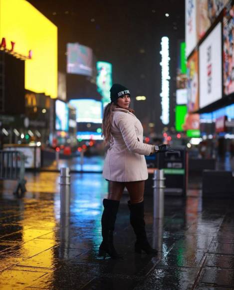 En las fotografías se observa a Alejandra Rubio posando con un abrigo blanco, unas botas negras, su cabello suelto y un gorro que dice Nueva York. 