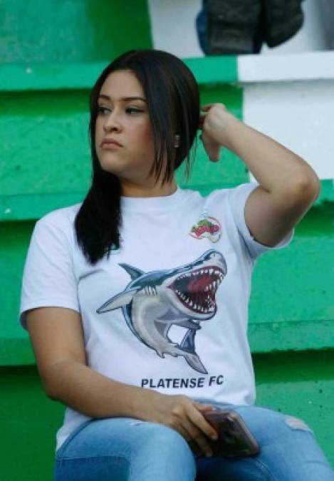 Una aficionada del Platense que llegó desde temprano al estadio Excélsior para el partido contra el Motagua.