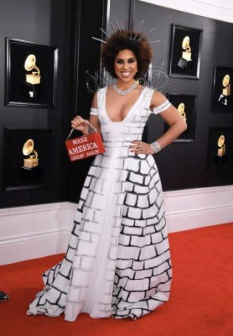 La cantante Joy Villa hizo una declaración política con su atuendo al apoyar las políticas antiinmigratorias de Donald Trump.