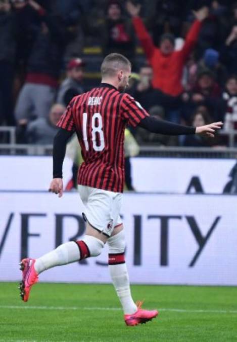 El Milan se fue adelante en el marcador con un gol del delantero croata Ante Rebić que así celebró. Foto AFP