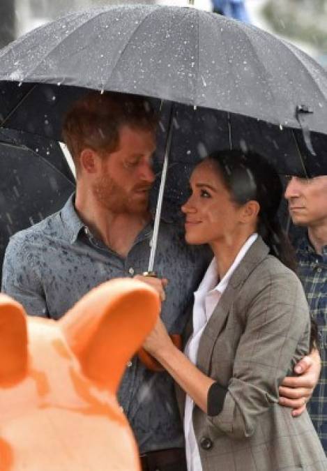 El príncipe Harry y su futura esposa Meghan visitaron una región azotada por la sequía de Australia trayendo consigo una tormenta rara y bienvenida con ellos.<br/><br/>
