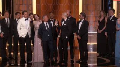 El elenco de 'La La Land' recibe el premio de mejor película - comedia o musical.