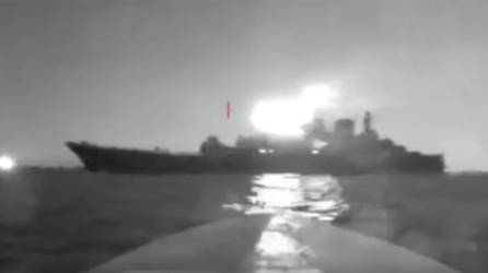 Momento en que un dron marítimo de Ucrania ataca al petrolero ruso SIG.