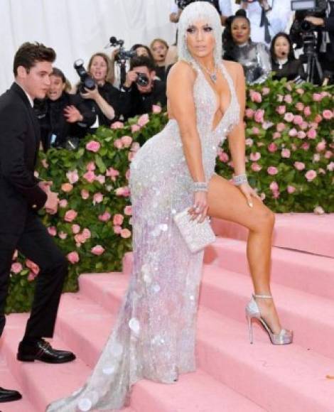 En la alfombra rosa, Isaac Carew, novio de Dua Lipa fue captado viendo las curvas de la diva del bronx. Carew acompañó a su hermosa novia a la MET Gala.