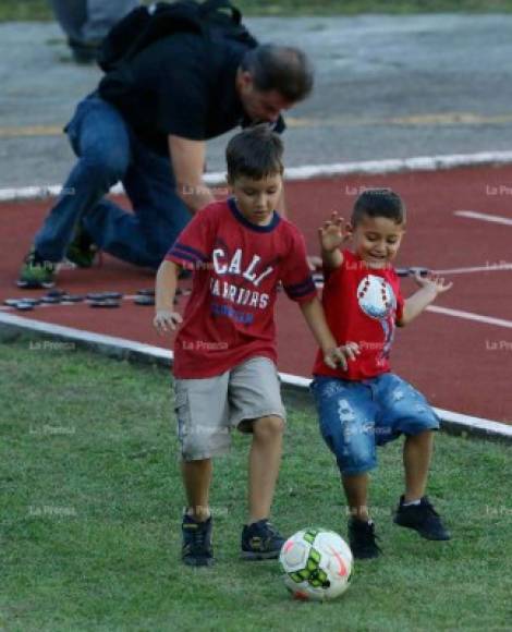 Estos niños estuvieron a un costado del césped disfrutando del fútbol.
