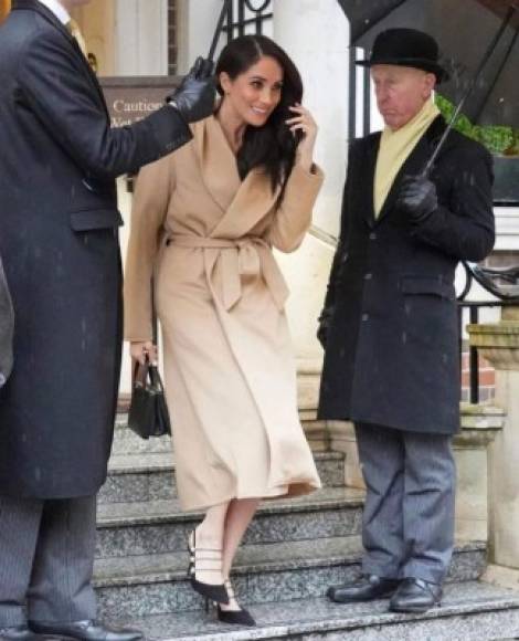 En la mañana del 05 de marzo Meghan fue vista saliendo del Hotel Goring. La duquesa lució abrigo de Alex Eagle y zapatos Aquazzura.