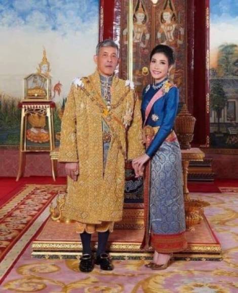 En el pasado, los monarcas tailandeses eran polígamos, práctica que se abandonó en el siglo XX y fue abolida legalmente en 1935.