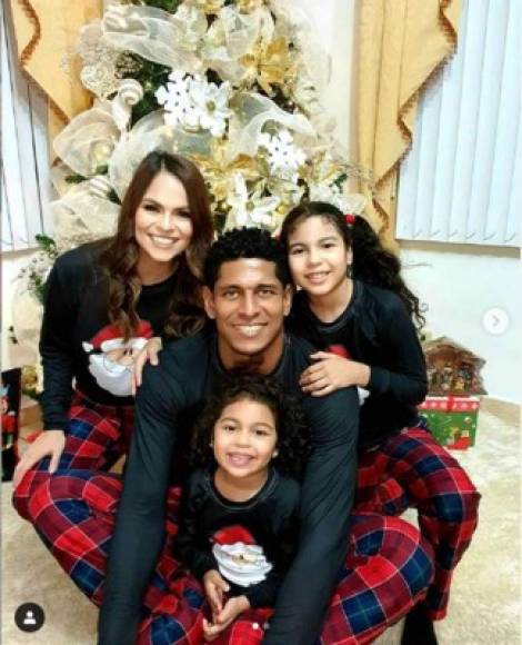Carlo Costly - El delantero hondureño ha pasado la Navidad con su esposa Tita Torres y sus hijas.