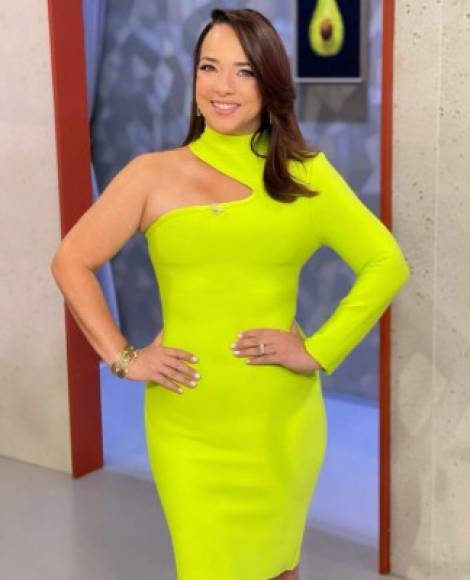 La boricua también impacto con este vestido verde neón que resaltaba su estilizada figura. Este fue el diseño que la presentadora eligió para dar a conocer su ruptura con el bailaron español y padre de su hija.