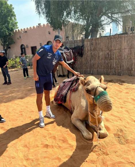 Devron García, jugador del Real España, posando a la par de un camello.