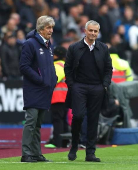 Imagen de Mourinho y Pellegrini durante el partido.