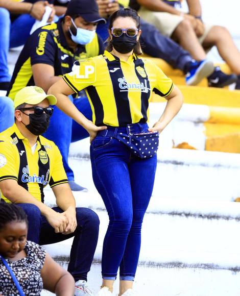 Otra guapa aficionada del Real España en las gradas del estadio Olímpico.