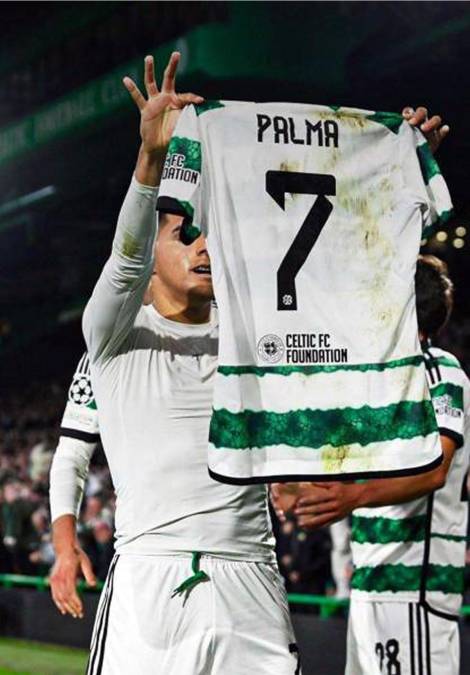 Luis Palma emuló a Lionel Messi con su celebración mostrando la camiseta a los aficionados en el Celtic Park.