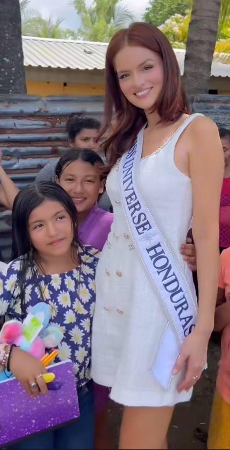 ”Va muy bien, la acaban de coronar Miss Honduras Universo y ya anda haciendo labor social, así se hace reina”, “De eso se trata y como es madre tiene un corazón grande”, se lee entre los comentarios dejados a Stephanie Cam.