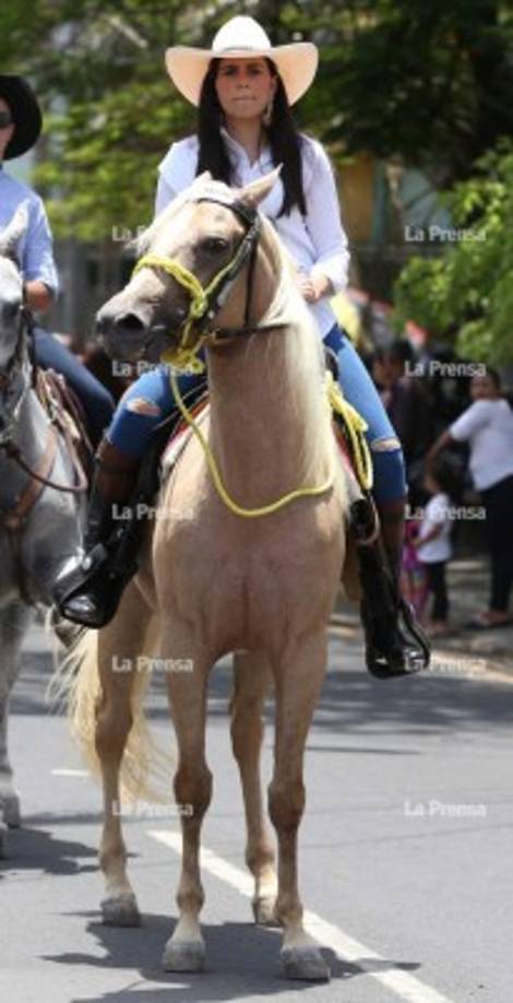 El desfile hípico inició en la tercera en la avenida Juan Pablo y siguió por la Tercera avenida, luego subió la Primera calle y en la avenida Circunvalación se dirigió hacia el Monumento a La Madre.