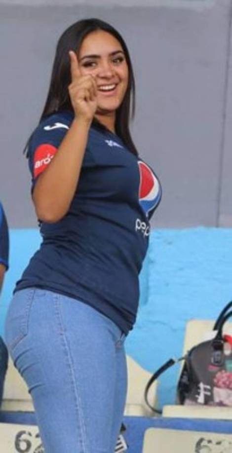 Una de las hermosas aficionadas del Motagua que posó para el lente de Grupo Opsa.
